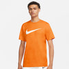 T SHIRT NIKE SWOOSH DRY-FIT MAGLIA SPORTSWEAR UOMO ARANCIONE - TOP LEVEL SPORT